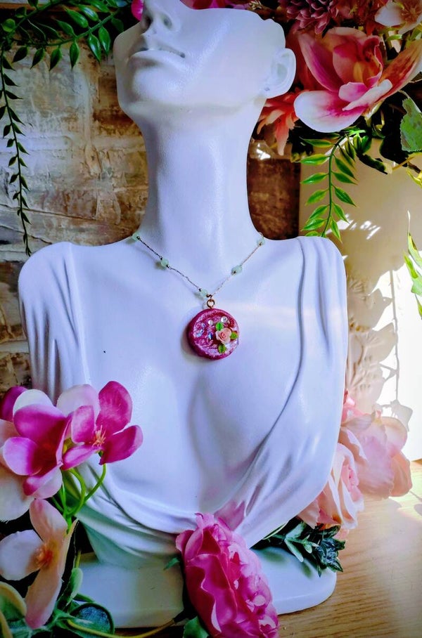 Collier médaillon rose romantique
