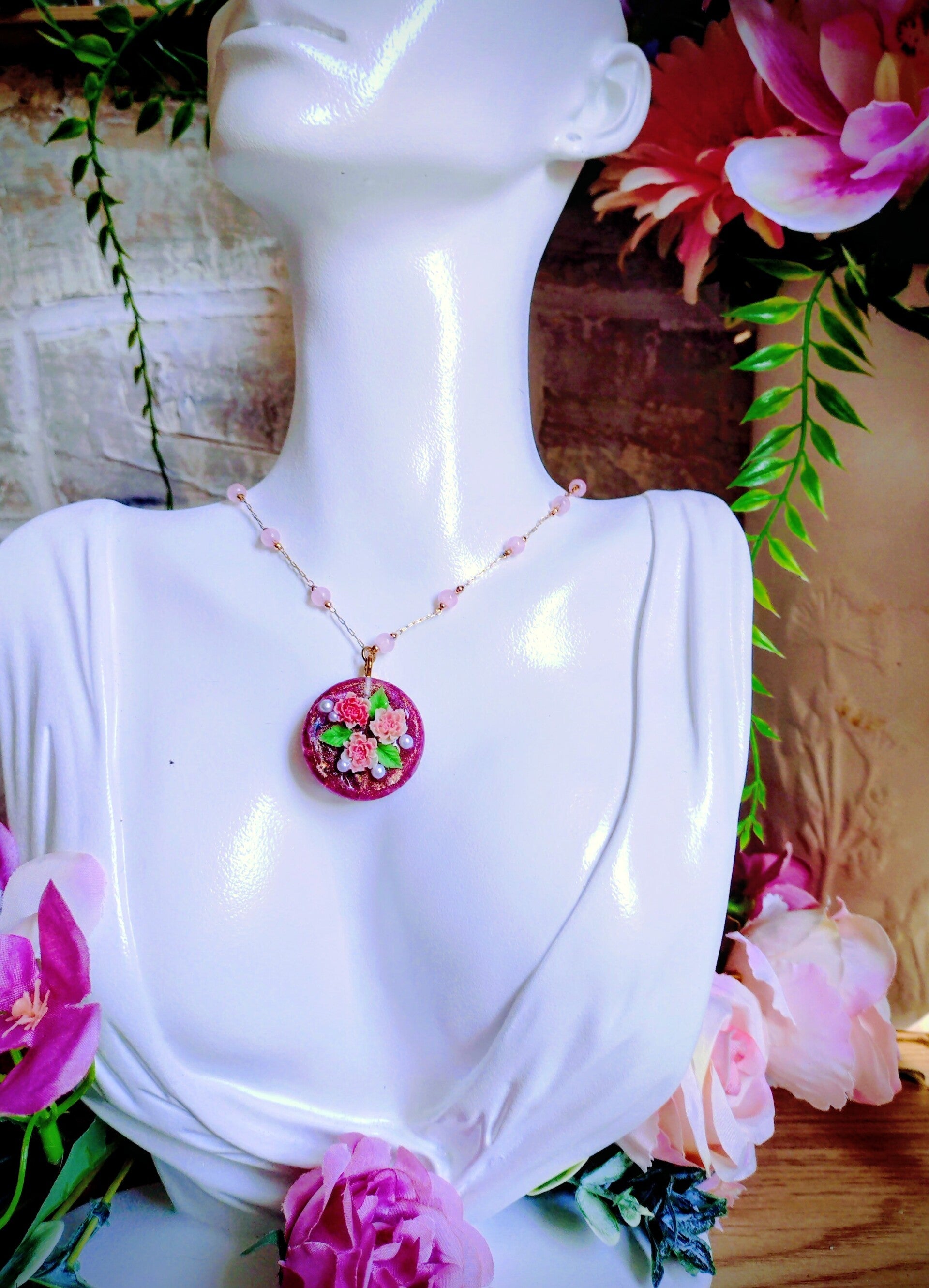 Collier médaillon rond rose nacré
