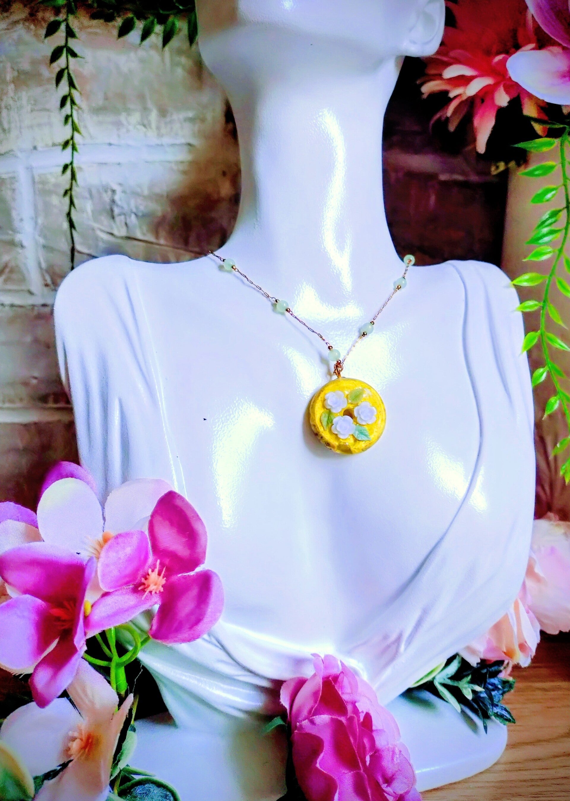 Collier médaillon rond jaune et blanc