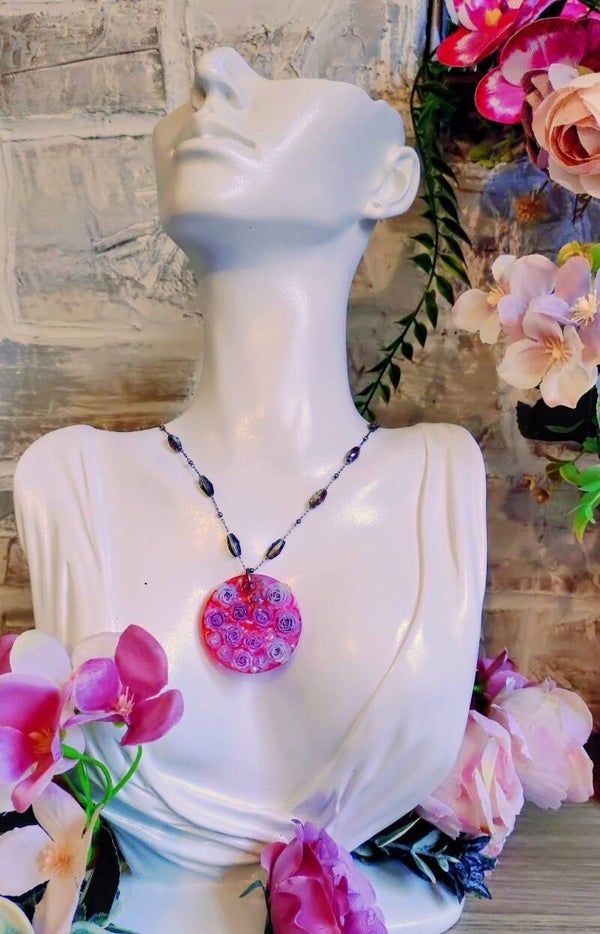 Collier médaillon rose parme