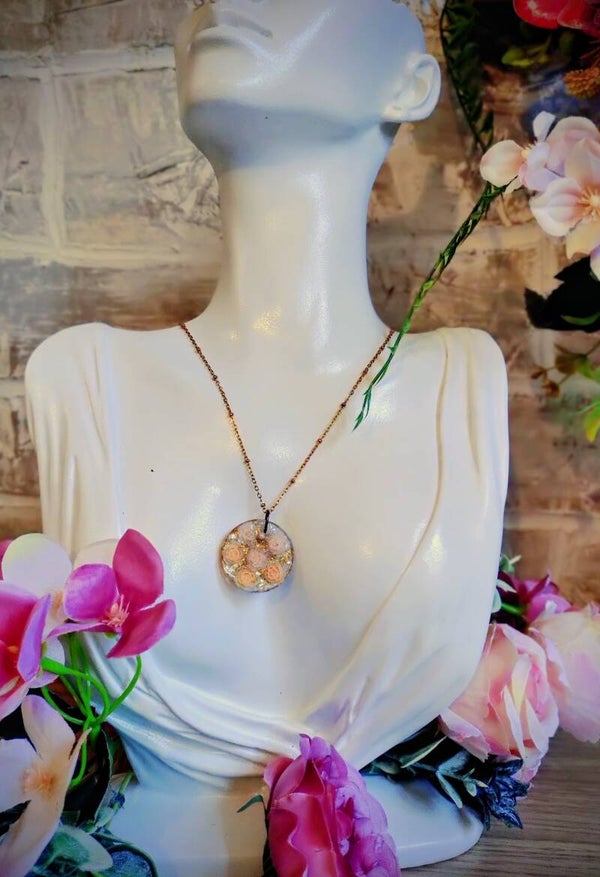 Collier médaillon roses pâle