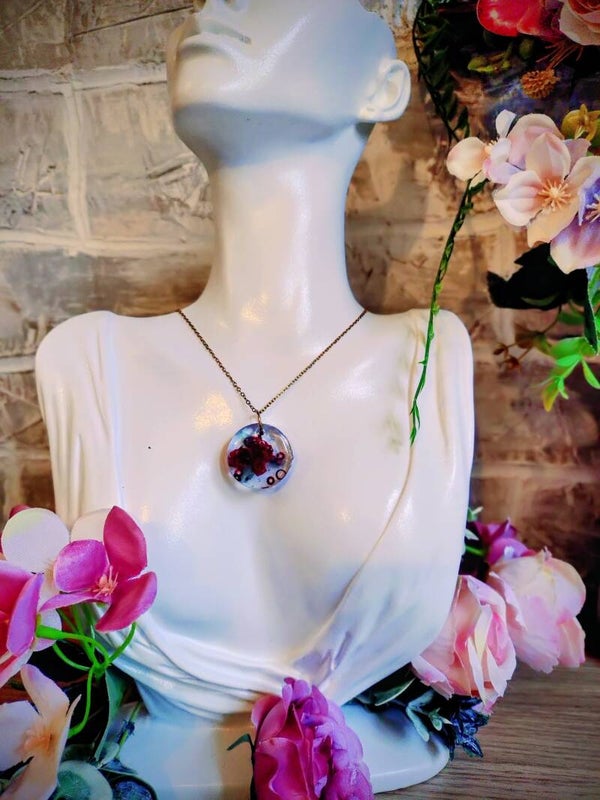 Collier médaillon rond roses rouge