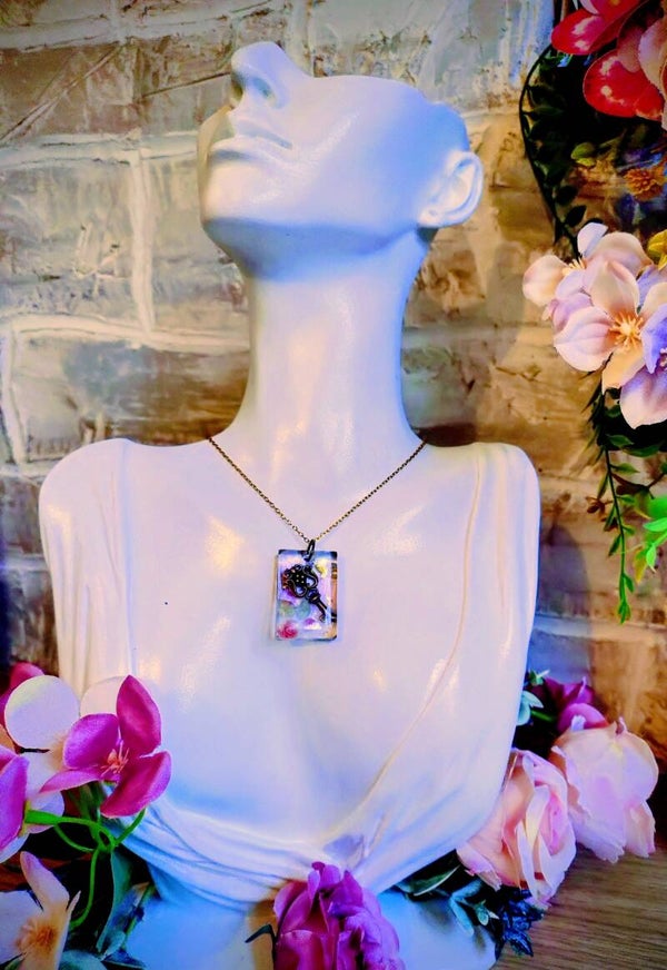 Collier médaillon rectangulaire clé