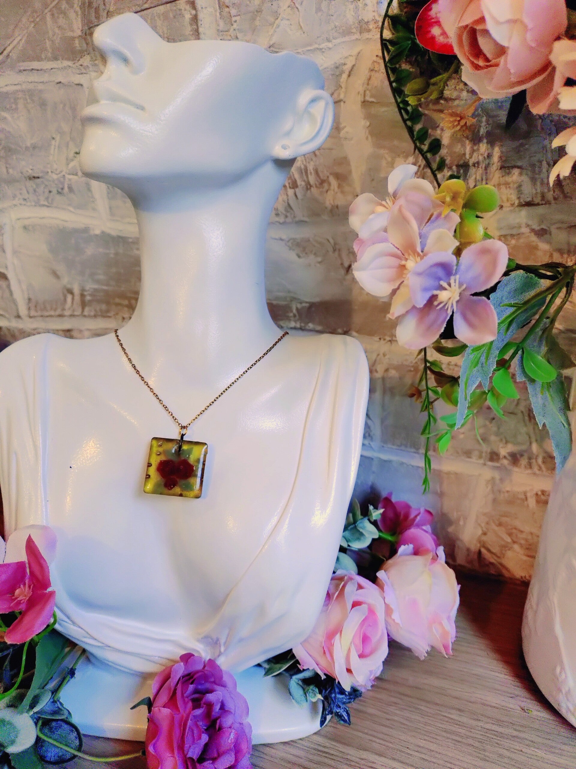 Collier médaillon carré Roses Rouge fond doré