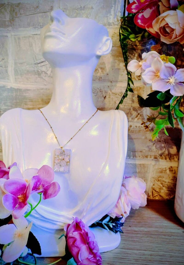 Collier médaillon rectangulaire roses rose