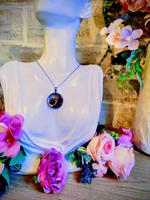 Collier médaillon roses rouge