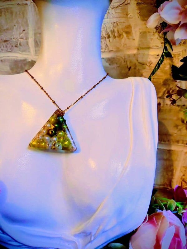 Collier médaillon triangle