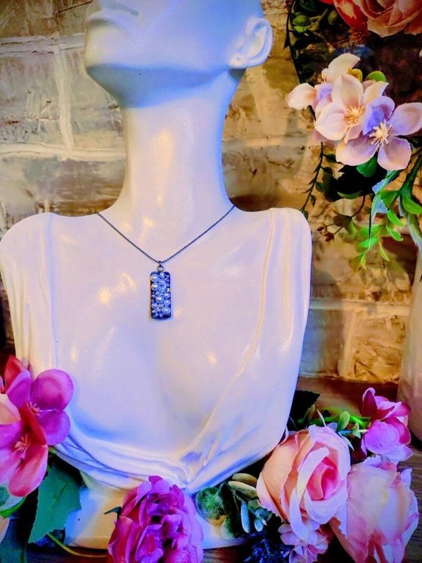 Collier médaillon rectangulaire perlé