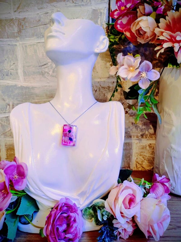 Collier médaillon rectangulaire fushia