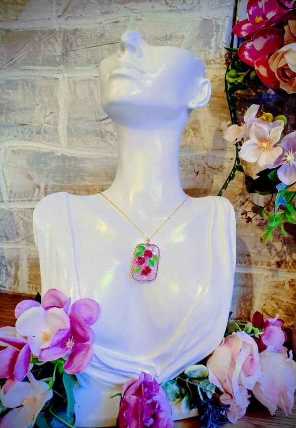 Collier médaillon rectangulaire rose fuschia pailleté