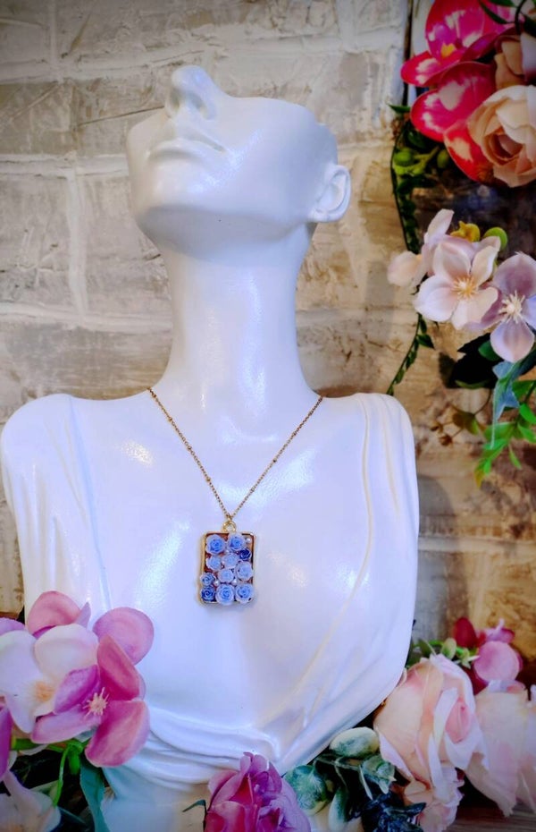 Collier médaillon rectangulaire roses bleues