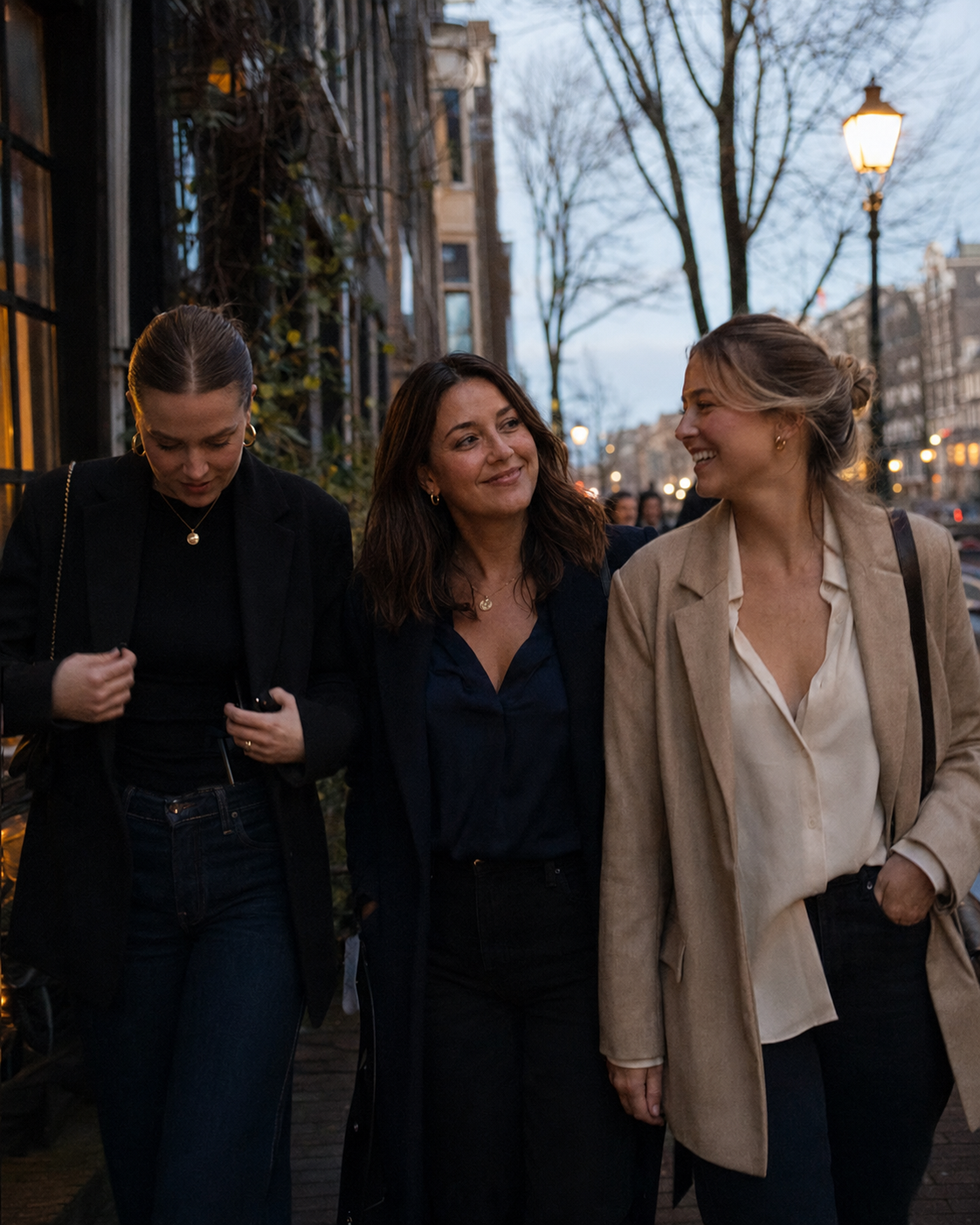 Elegante vrouw bij een besloten entree als symbool voor het exclusieve female-only platform van Three Little Secrets.