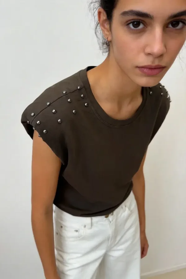 CAMISETA TACHUELAS HOMBRERAS