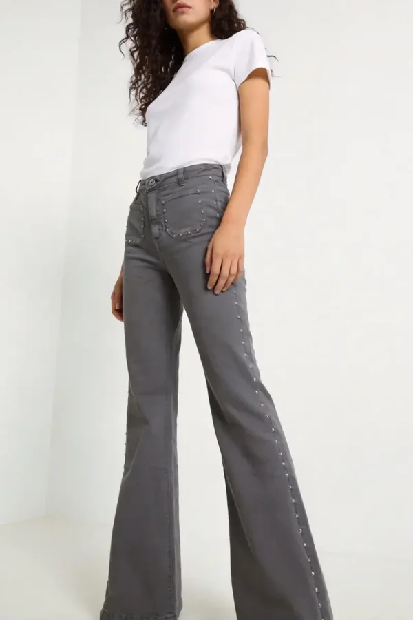 JEANS FLARE TACHUELAS