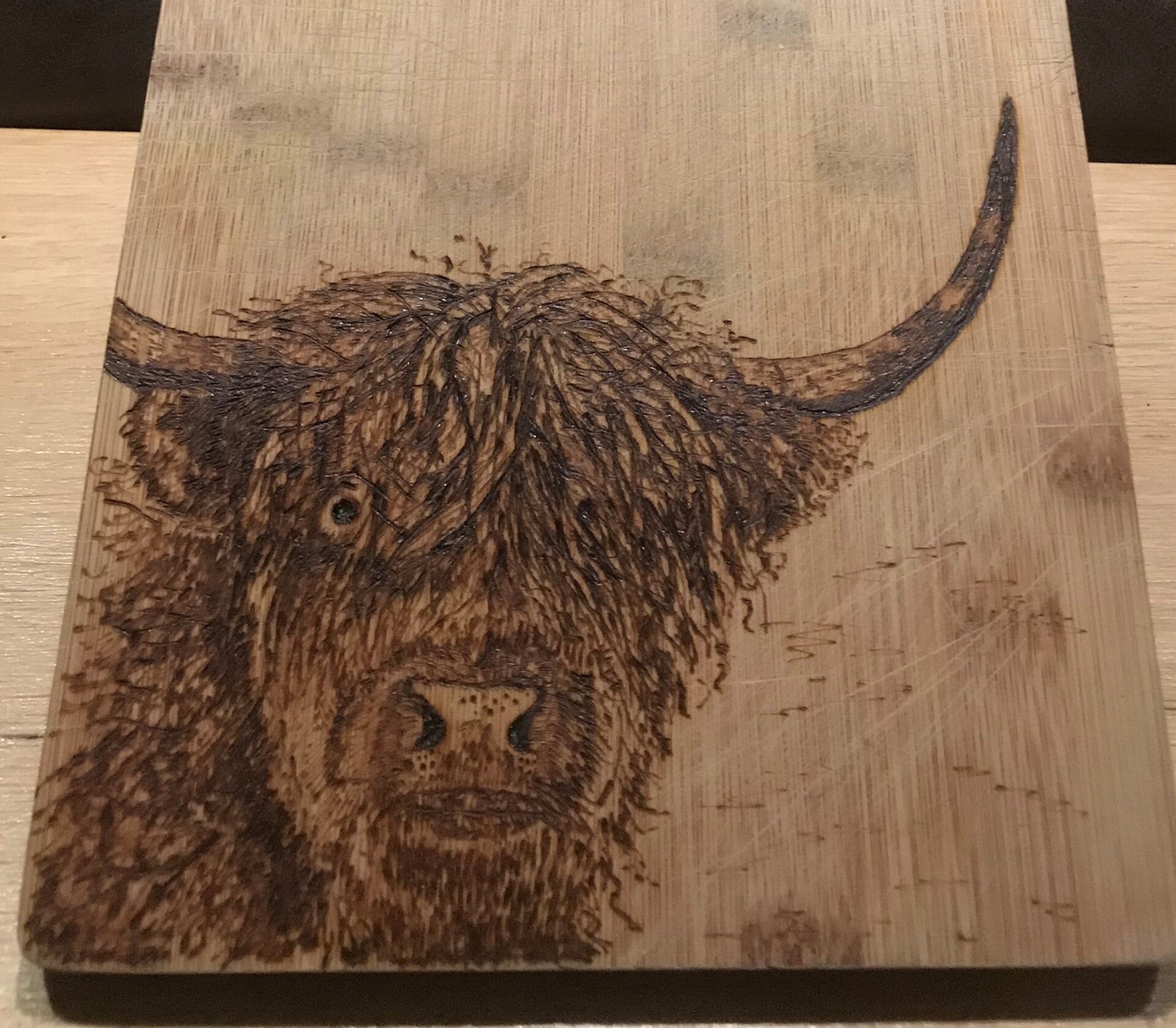 Tábua de servir com highlander escocês