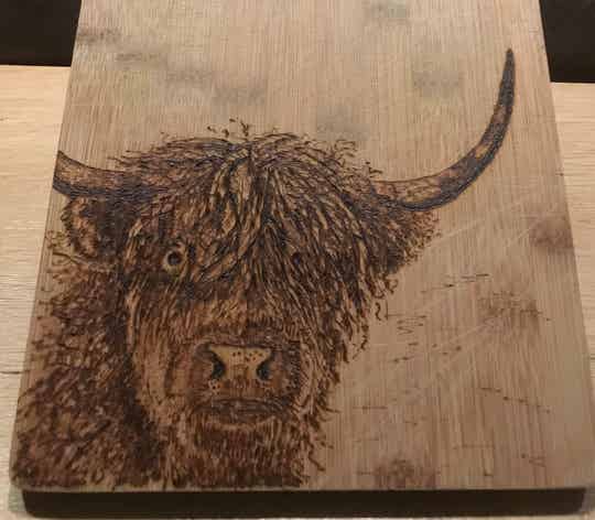 Tábua de servir com highlander escocês