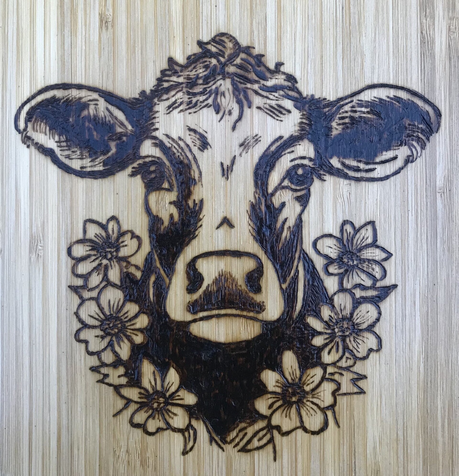 Borrelplank Koe met bloemen