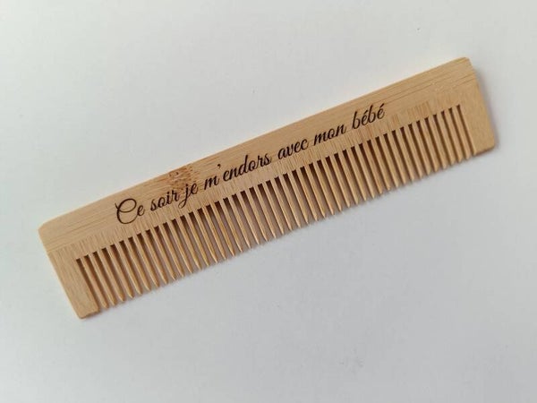 Peigne en bambou gravé