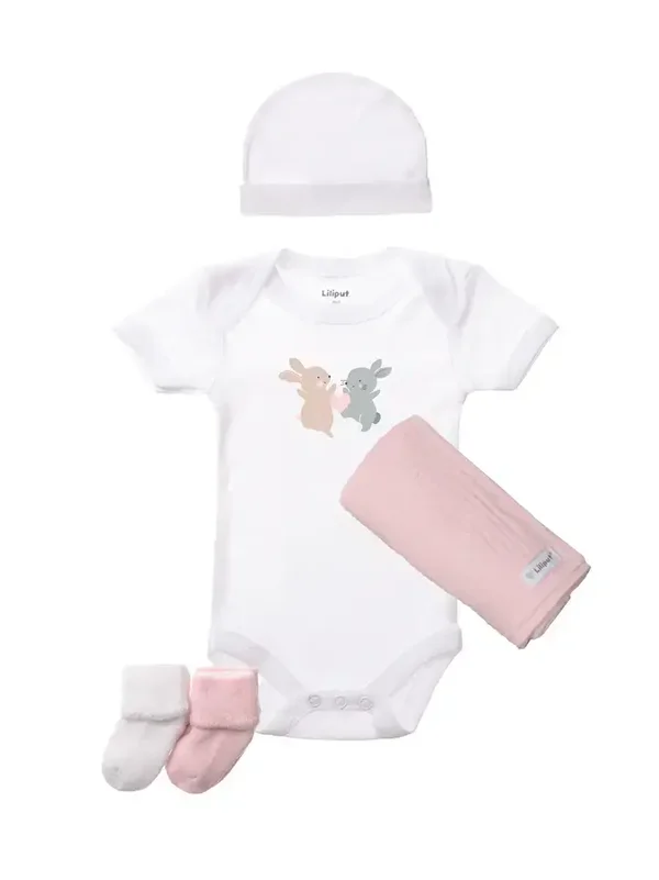 Ensemble bébé avec body, bonnet, chaussettes et lange en mousseline rose