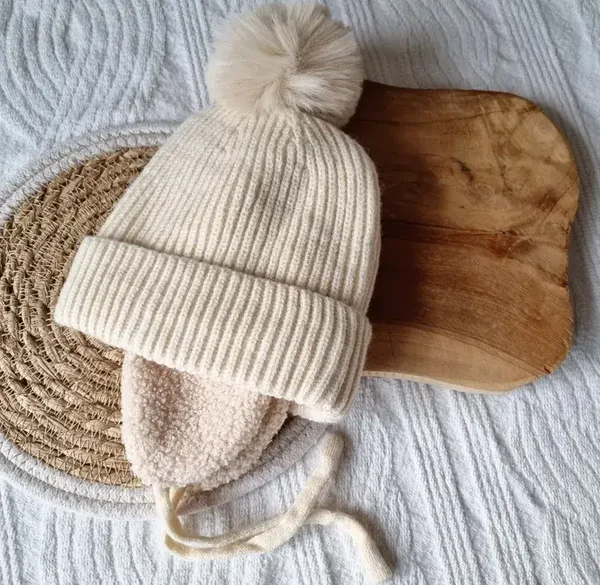 Bonnet d'hiver pour bébé avec cache-oreilles et pompon - Beige