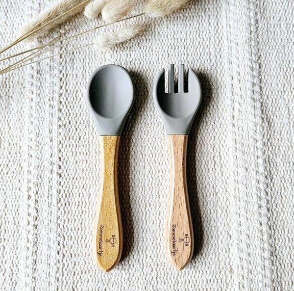 Cuillère et Fourchette en Silicone avec Manche en Bambou - Sauge  Rammelaartje Rammelaartje