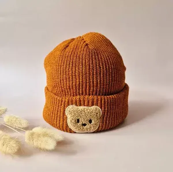 Bonnet Rattle Bear – Bonnet tricoté chaud couleur rouille pour bébés et tout-petits  Rammelaartje Rammelaartje