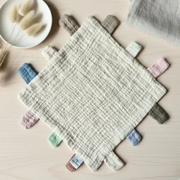 Couverture de jeu et de câlin en mousseline avec étiquettes 25x25 cm – Beige