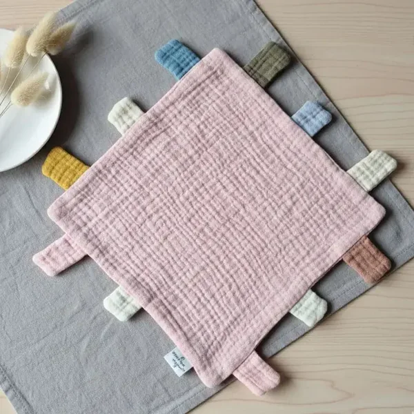 Couverture de jeu et de câlin en mousseline avec étiquettes 25x25 cm – Rose
