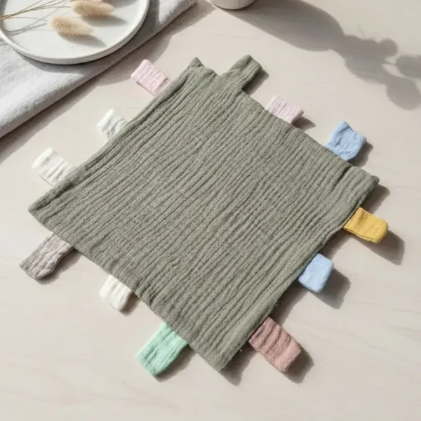 Couverture de jeu et de câlin en mousseline avec étiquettes 25 x 25 cm – Vert armée