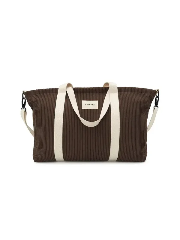 La grande trousse de toilette Jeannette possède une large ouverture fermée par un zip doré. Doublée d’un tissu enduit imperméable Composition : 100% velours de coton Dimensions : L28 x H23 x P5 Entretien : lavable en machine à froid