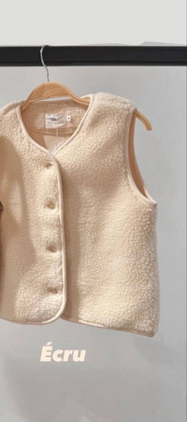 gilet moumoute écru sans manche avec broderie coeur doré