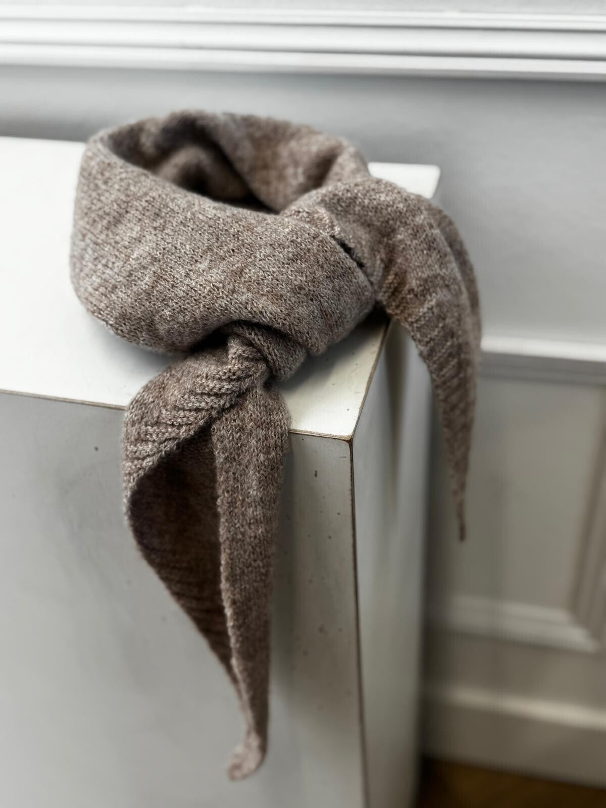 Gebreid sjaaltje taupe