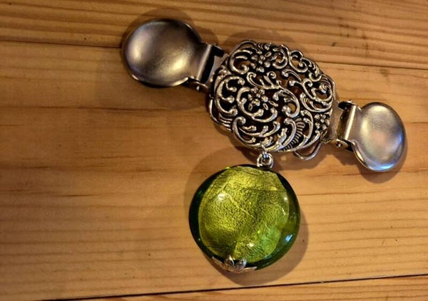 Ferme gilet argenté et bijoux verre vert