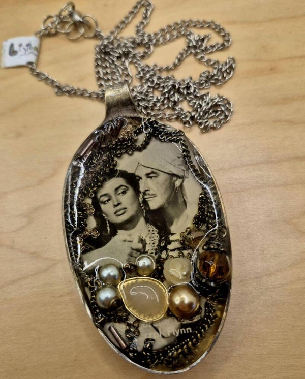 Collier long ''Eroll" cuillère et résine