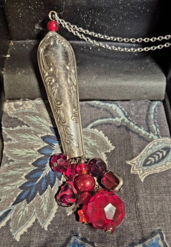 Sautoir "En Garde" et perles rouges