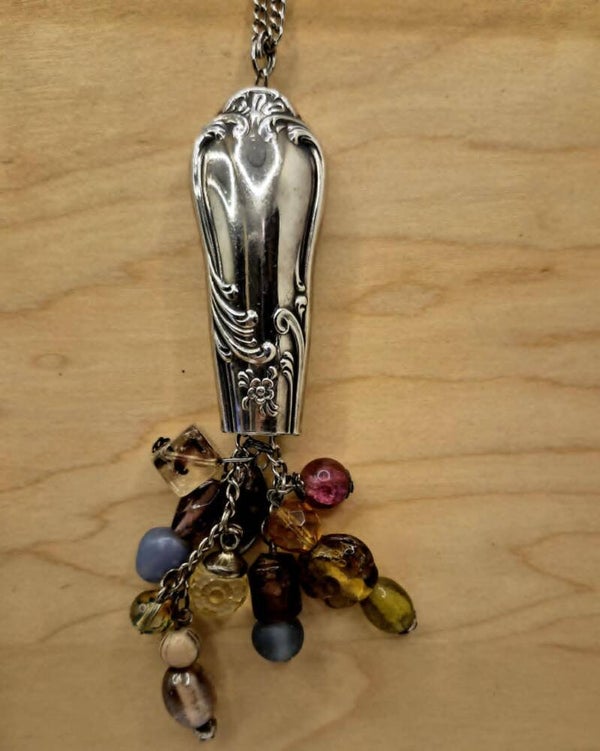 Sautoir "En Garde" et perles irisées en verre