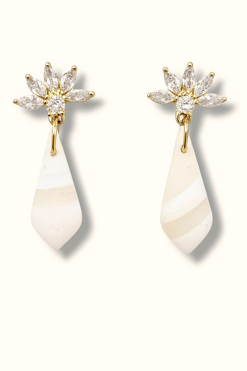 Winter Bride Oorbellen #19 – Handgemaakte Oorbellen met Goudkleurige Zirkonia & Translucente Patronen | Luclo Arts