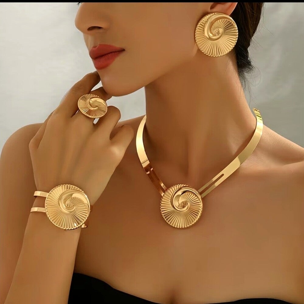 Elegante goldfarbene Damen Ohrringe
