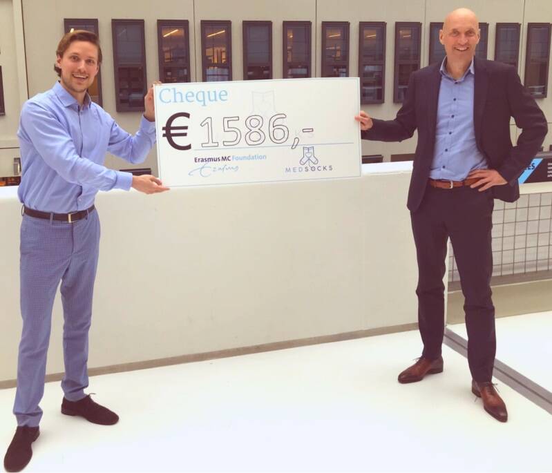 Donatie MedSocks Erasmus MC Foundation overhandigen cheque Daniel van der Does en Ernst Kuipers