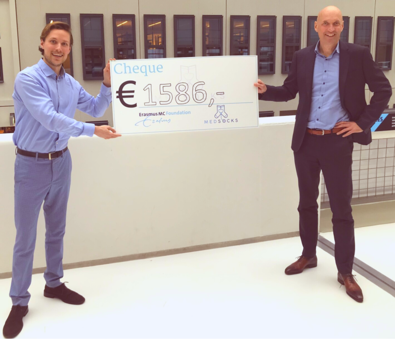 Donatie MedSocks Erasmus MC Foundation overhandigen cheque Daniel van der Does en Ernst Kuipers