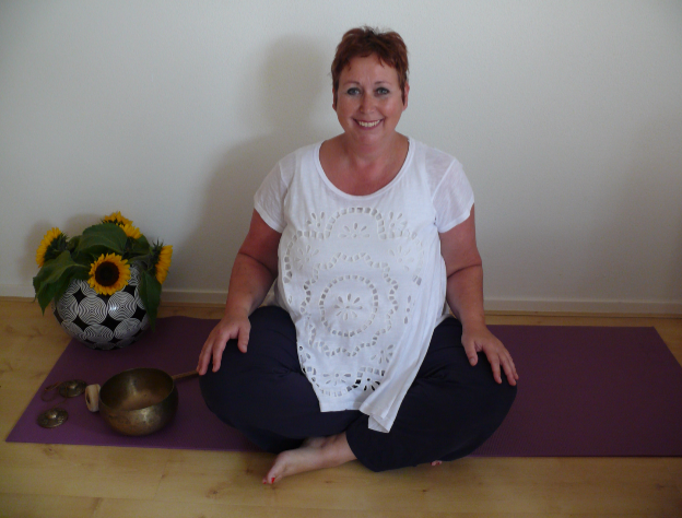 Het woord yoga komt uit het Sanskriet en betekent ‘eenheid’ of ‘samenbrengen’. Yoga ontstond ruim 4.000 jaar geleden in India. Het was een manier om tot een diepere staat van meditatie te komen. Feitelijk is er in 4.000 jaar tijd niet veel veranderd, want