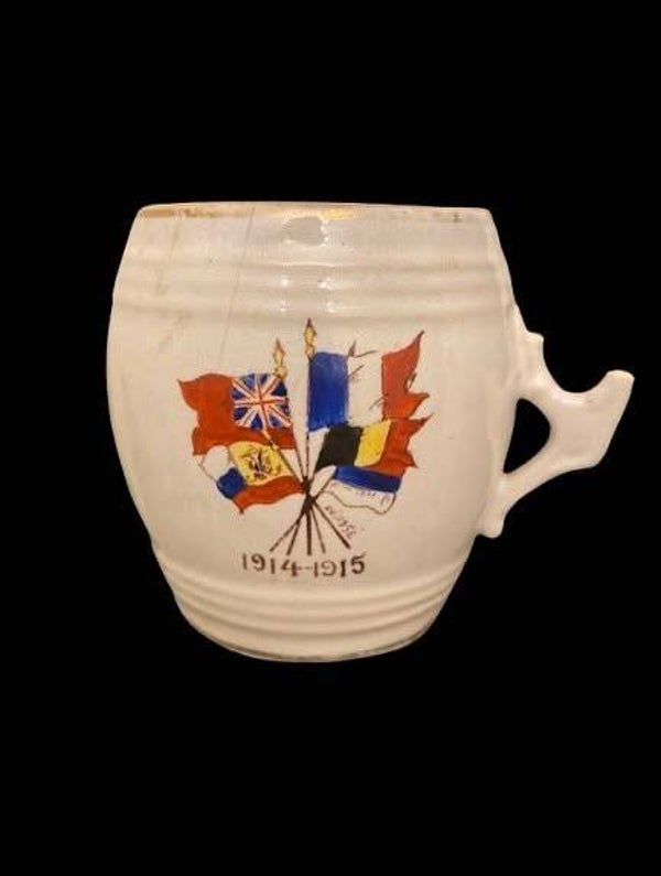 Petite tasse patriotique française, décorée de drapeaux alliés et datée 1914-1915 .