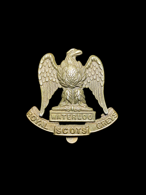Insigne de coiffure des Royal Scots Greys (2nd Dragoons) Modèle « Économie de guerre » tout en laiton
