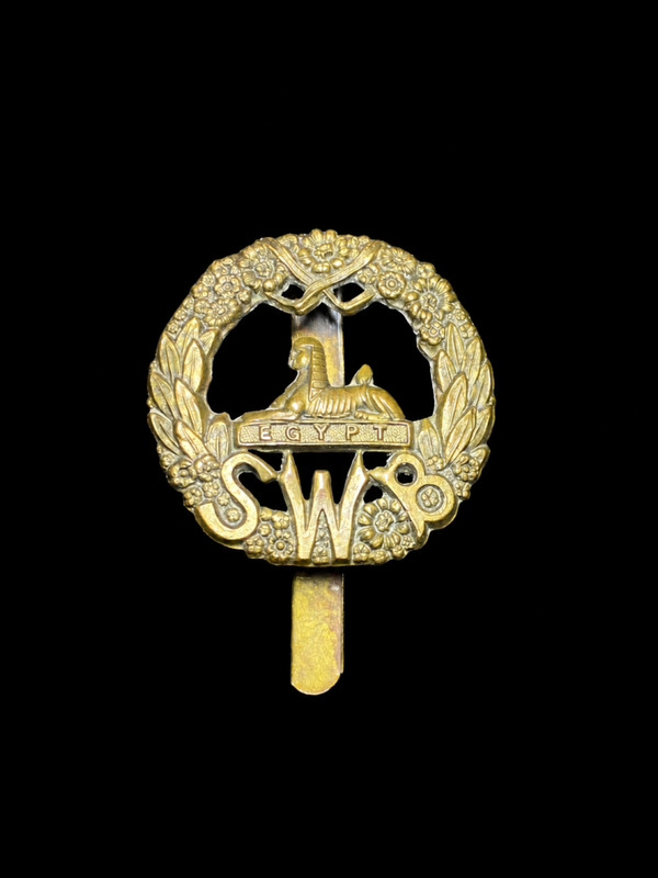 Insigne de coiffure des South Wales Borderers (SWB) Modèle tout en laiton (All Brass Economy Issue)