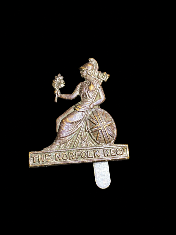 Insigne de coiffure du Norfolk Regiment Modèle « Économie de guerre » tout en laiton