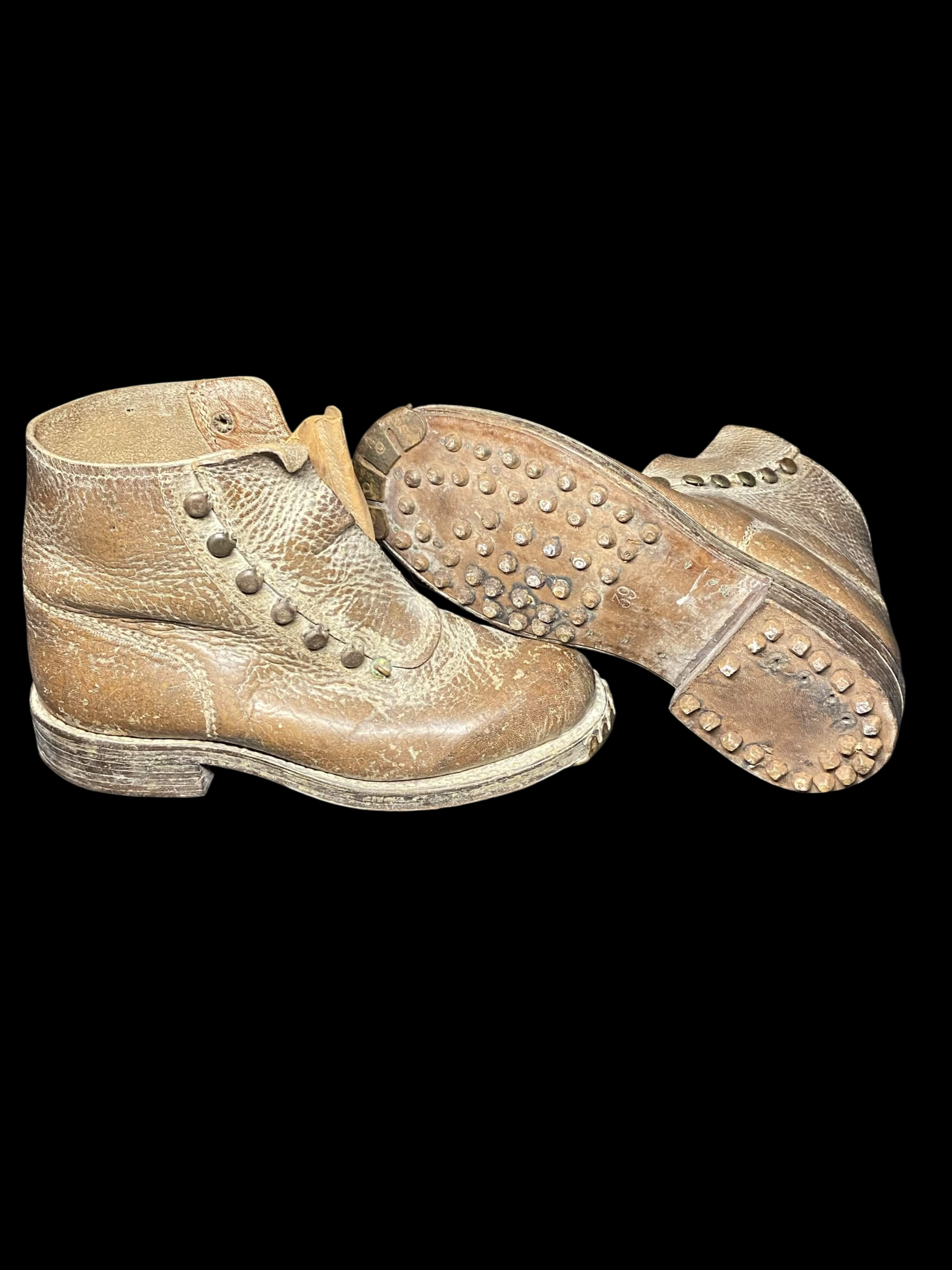 Paire de brodequins militaires français cloutés - usage WW2 - pointure 39