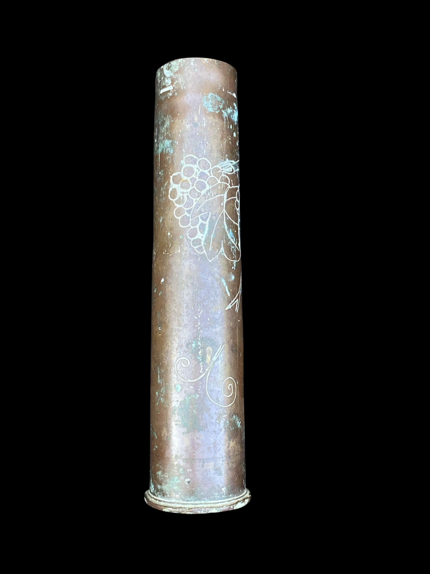 Douille britannique de Pounder 1917 – Trench Art gravé aux grappes de raisin