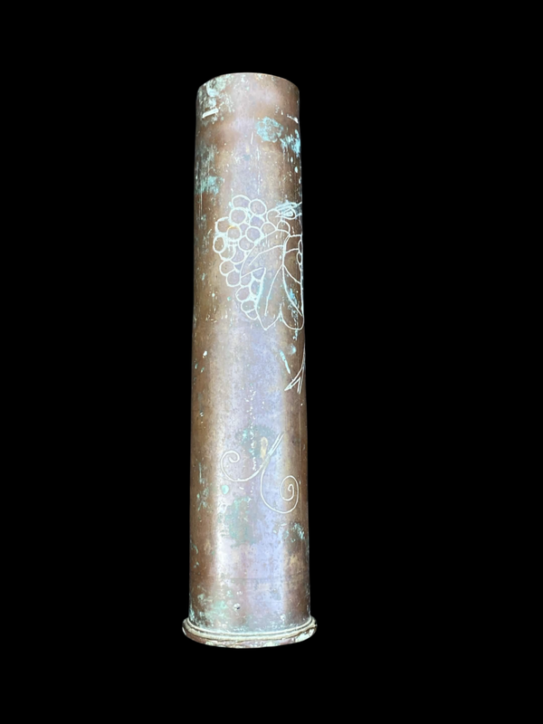 Douille britannique de Pounder 1917 – Trench Art gravé aux grappes de raisin