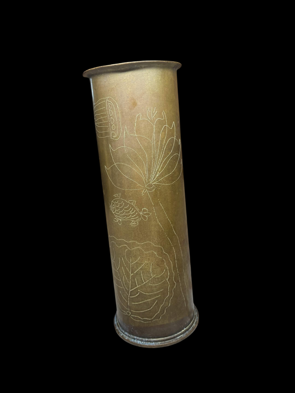 Vase d’art des tranchées britannique – douille de 6-Pounder Mk III – décor floral et animalier