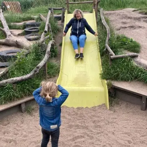 Oma die van de glijbaan af gaat